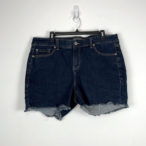 Torrid 5” Vintage Stretch Mid Rise Jean Shorts. Size 18. - Picture 3 of 13
